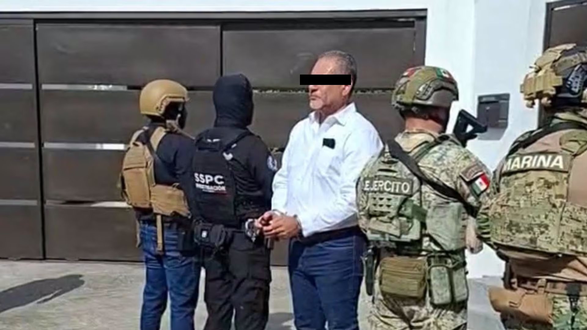 Pedro Ariel Mendívil García fue detenido este martes 28 de julio en su domicilio de la colonia Los Arcos, en Mexicali, por elementos de la FGE con apoyo de la Sedena, la Semar y fuerzas federales. Crédito: Captura de pantalla