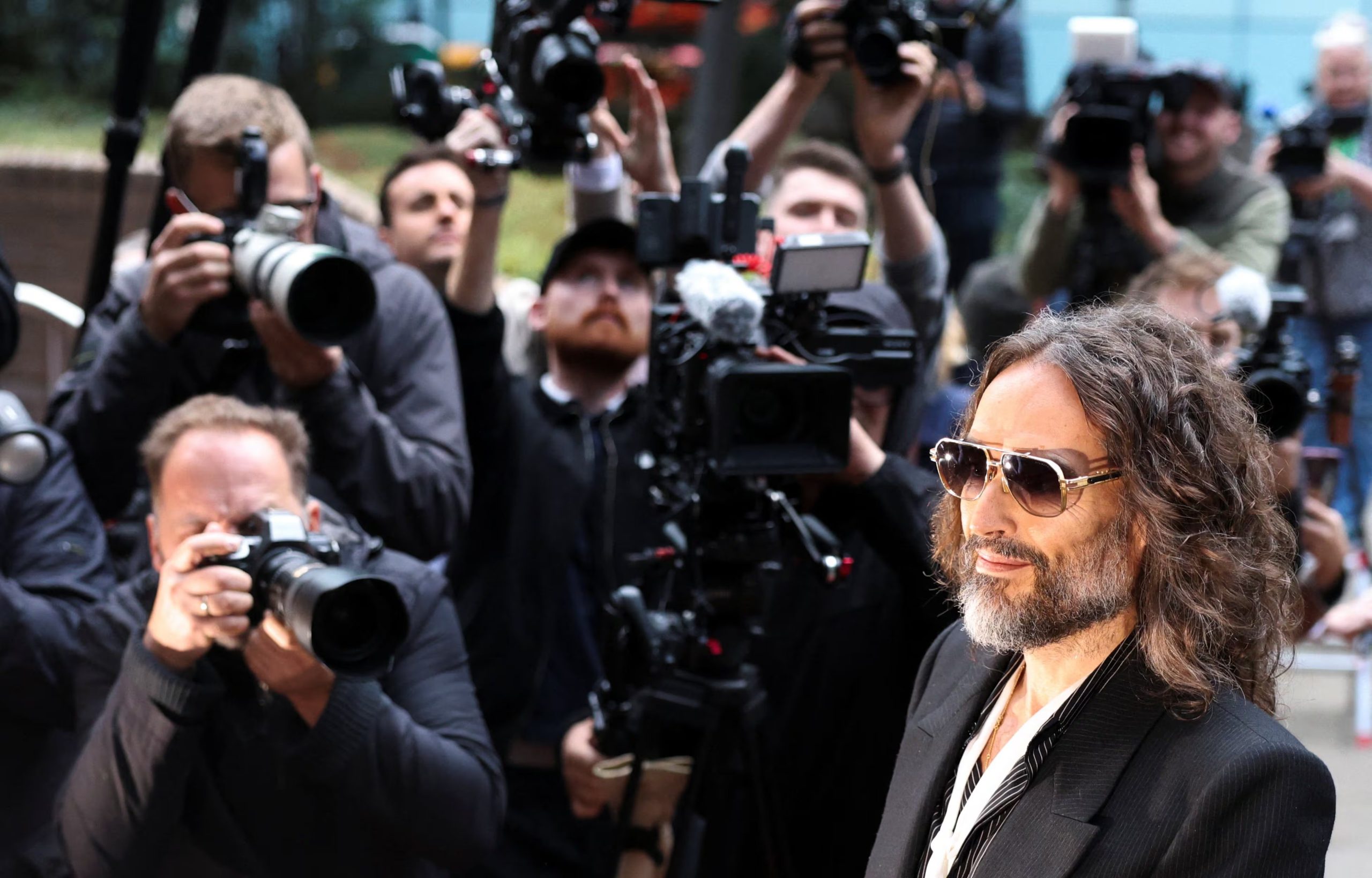 Russell Brand llegó al tribunal acompañado por la atención de fotógrafos y periodistas (REUTERS/Corey Rudy)