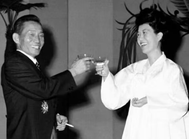 Park ascendió dentro de las fuerzas armadas durante esos años turbulentos. El 16 de mayo de 1961 encabezó un golpe militar que derrocó al gobierno de la Segunda República
