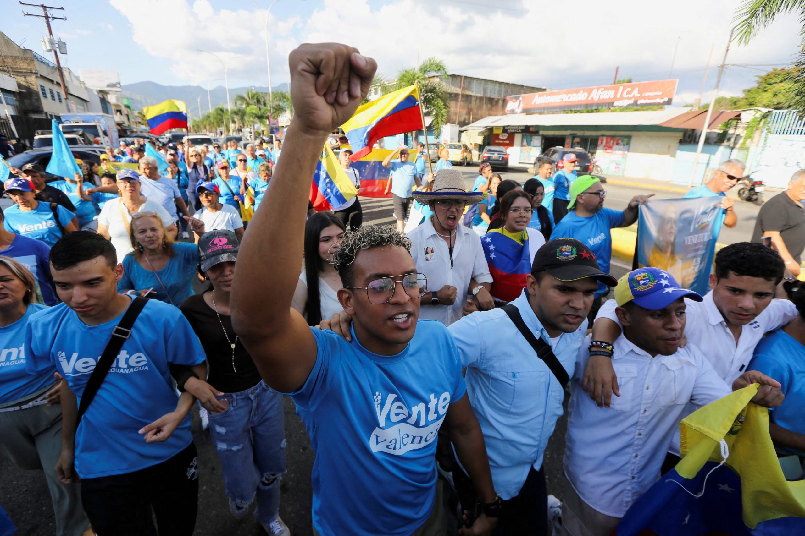 Simpatizantes de la líder opositora María Corina Machado marchan hacia la inauguración de una oficina local del partido opositor Vente Venezuela en Naguanagua (REUTERS/Juan Carlos Hernandez)