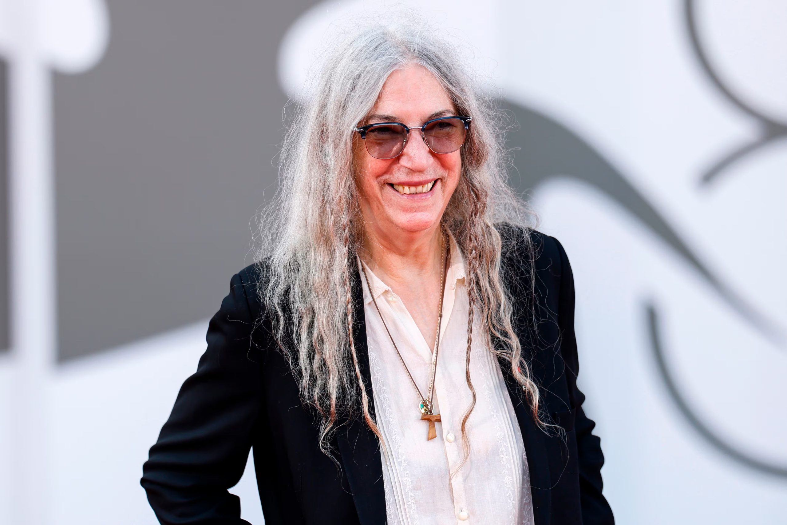 Patti Smith, apodada 'la madrina del punk', ha destacado por su producción artística, su activismo y su reciente consagración como escritora de memorias