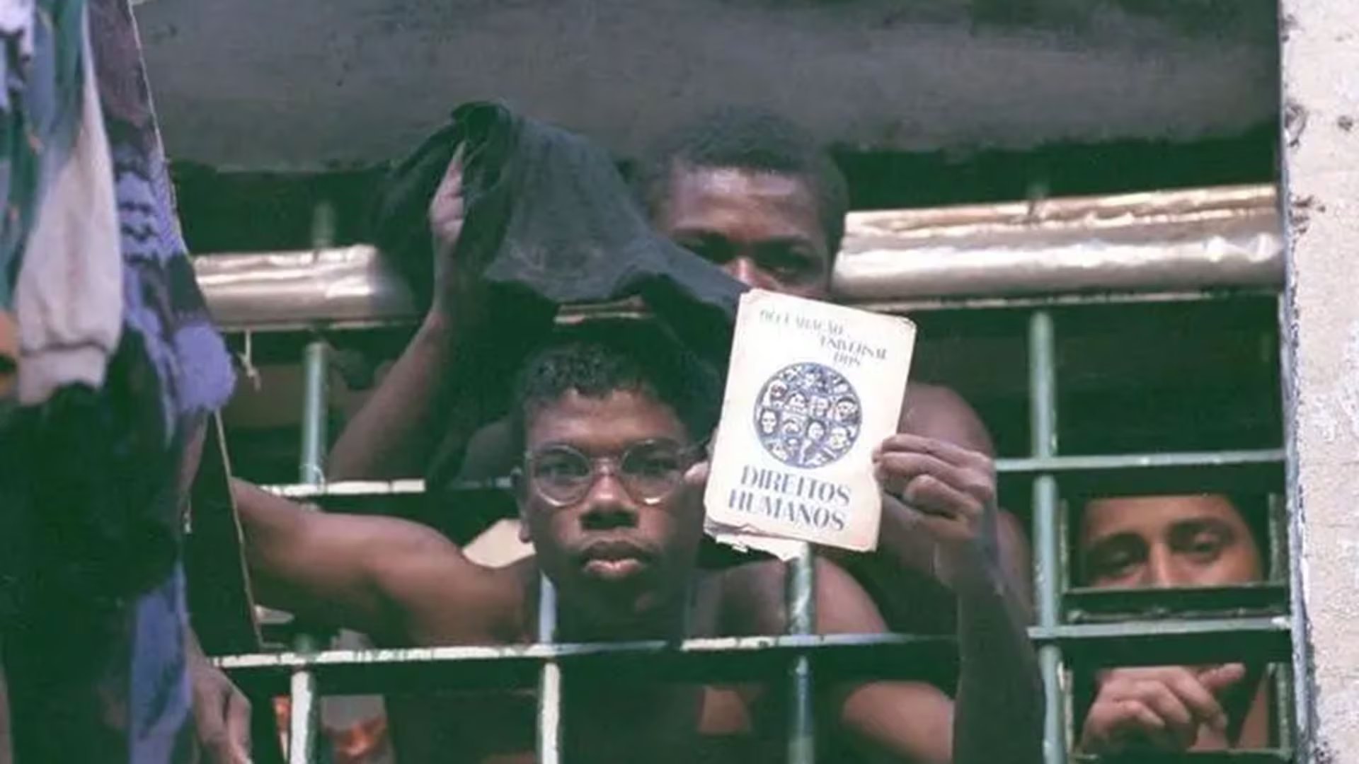 El 6 de octubre de 1992, los reclusos del centro de detención de Carandiru —donde 111 internos murieron durante una intervención policial— declararon a los periodistas que el suceso fue una «masacre» y pidieron a organizaciones de derechos humanos que investigaran las condiciones de la cárcel, la más grande de Brasil, la cual sufría un hacinamiento peligroso © 1992 Reuters