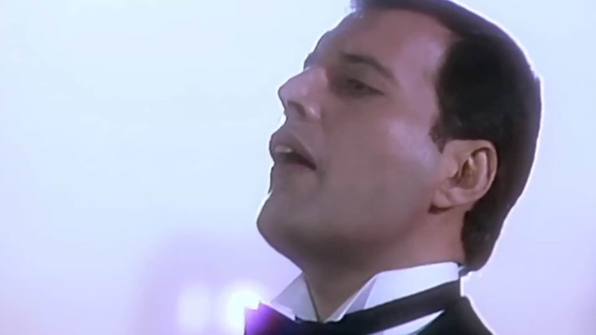 La voz grabada del líder de Queen (fallecido meses antes) resonó en la ceremonia de los Juegos Olímpicos de Barcelona 1992 junto a la interpretación en directo de Montserrat Caballé