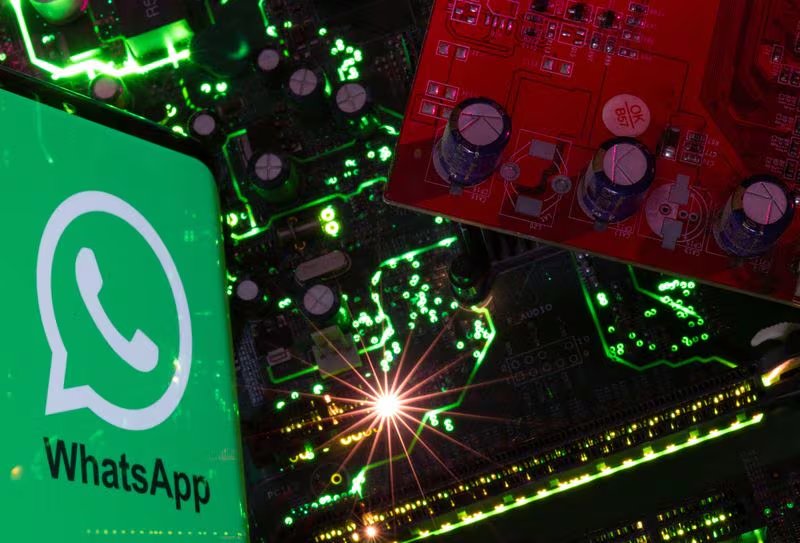 El registro de Agment Assets sallu como creador marcó la única diferencia frente a la ficha de WhatsApp LLC. (REUTERS/Dado Ruvic/Ilustración)