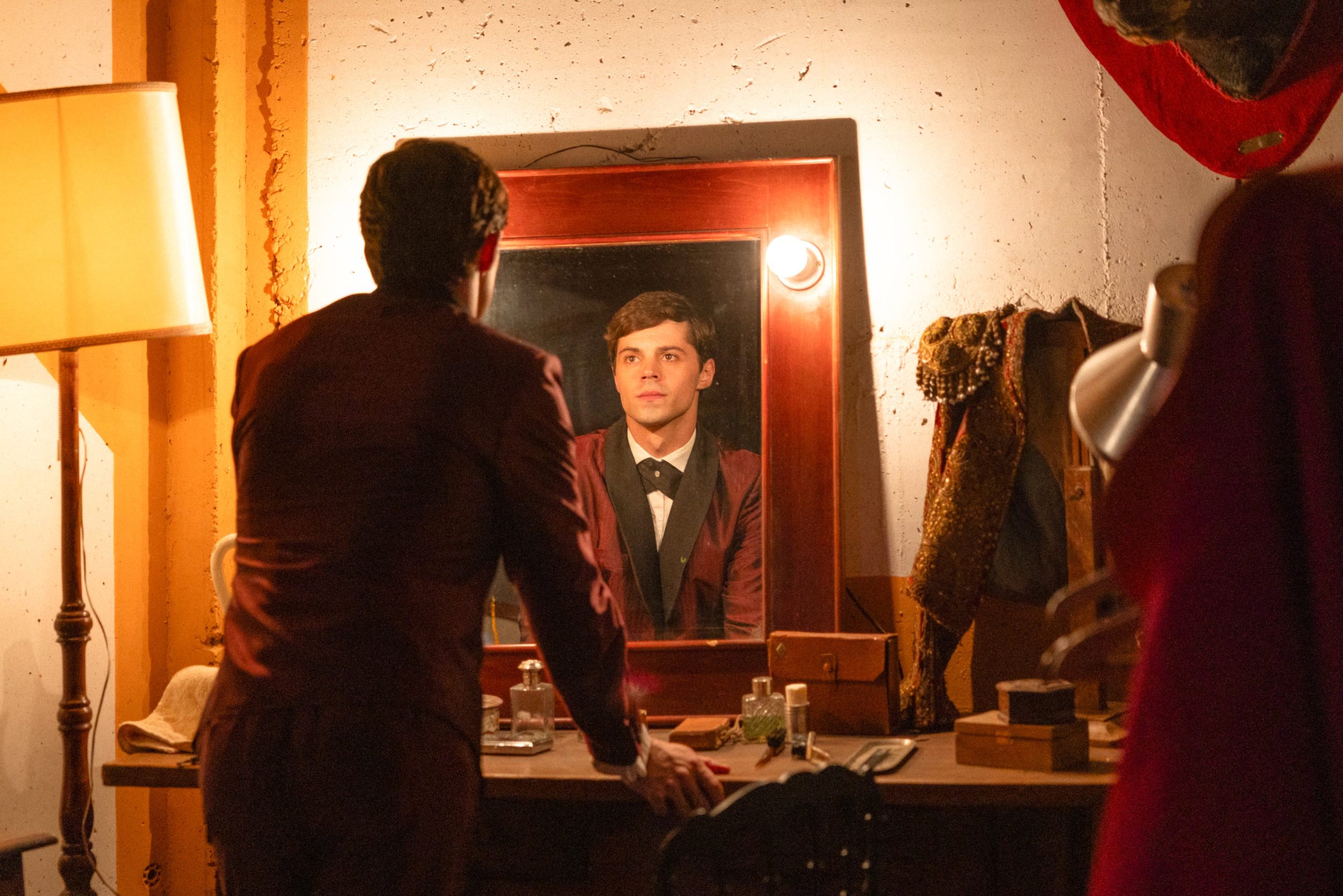 Javier Morgade interpreta a Raphael en su juventud en 'Aquel'. (Netflix)
