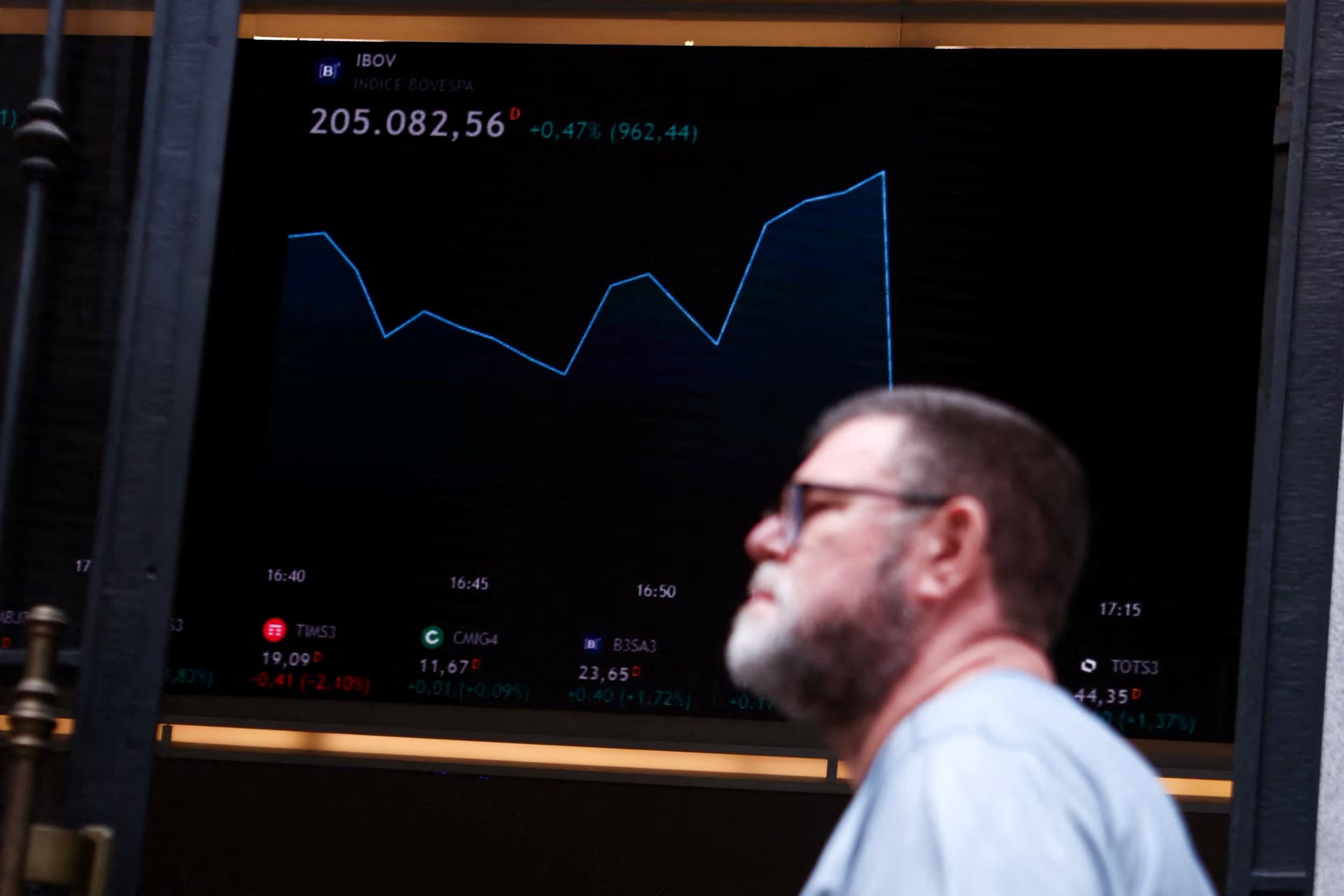 El mercado bursátil brasileño activó el mecanismo de interrupción automática y suspendió las operaciones durante media hora. (REUTERS/Jean Carniel)