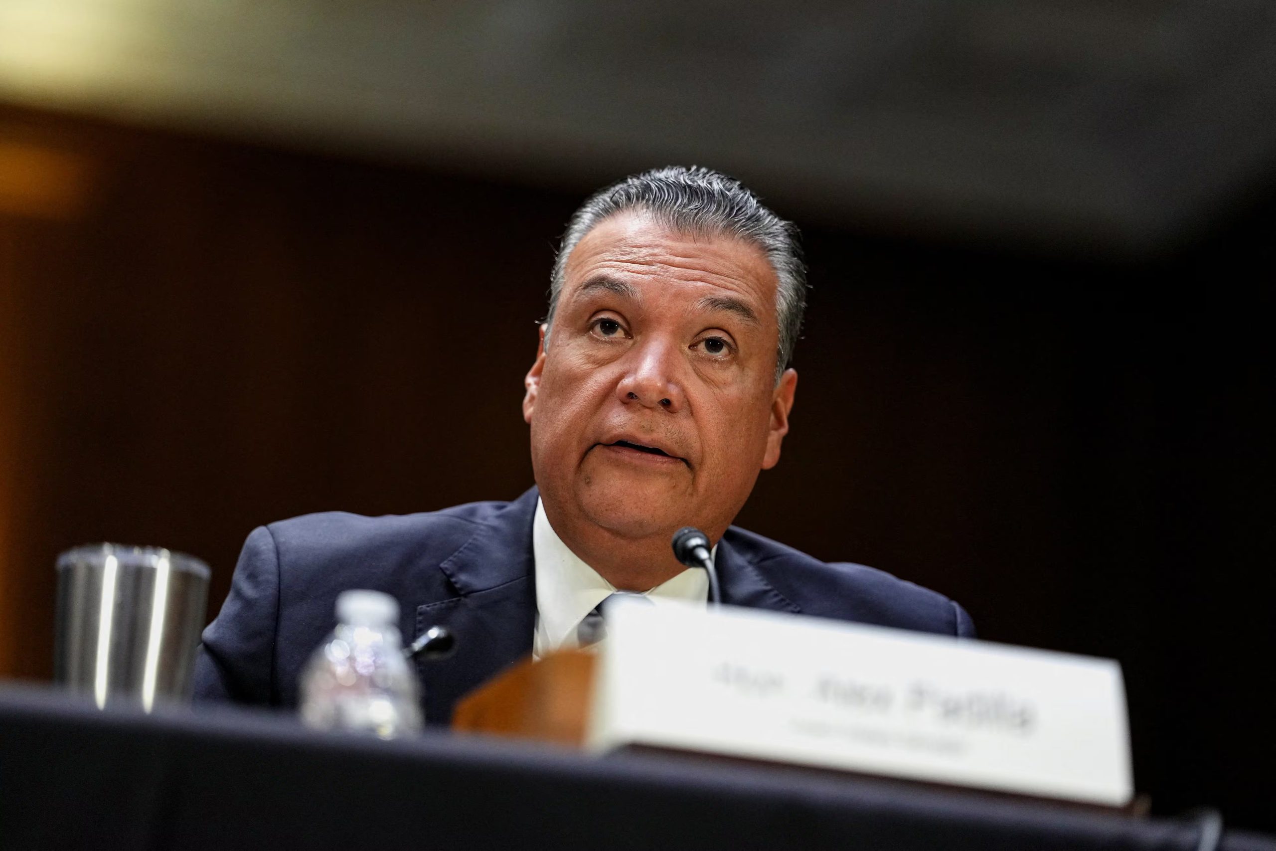 El Servicio Postal logró interceptar un sobre sospechoso dirigido a la oficina del senador por California Alex Padilla (REUTERS/Eric Lee).