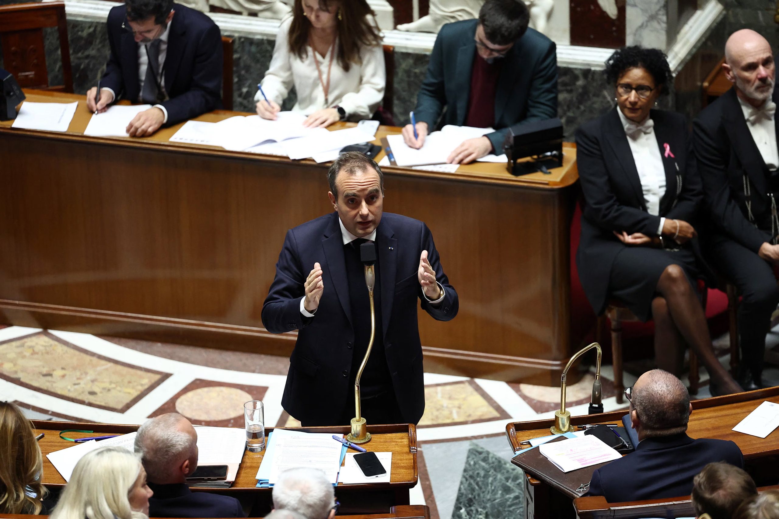 Sébastien Lecornu anunció una movilización masiva de policías para evitar que facciones violentas intenten alcanzar sedes institucionales críticas como el palacio presidencial durante el próximo fin de semana de descontento social. (REUTERS/Abdul Saboor)