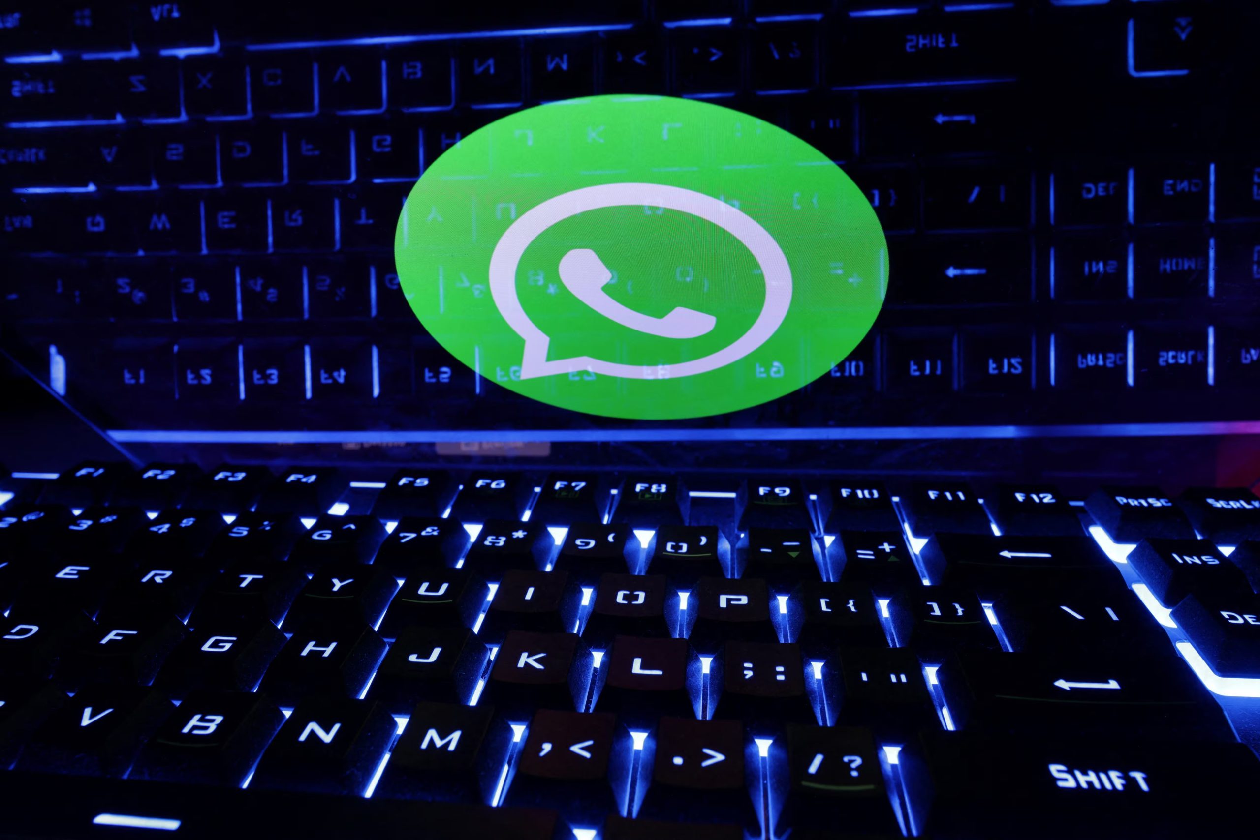 WhatsApp Web permite combinar colores, fondos y garabatos decorativos - REUTERS/Dado Ruvic/Ilustración