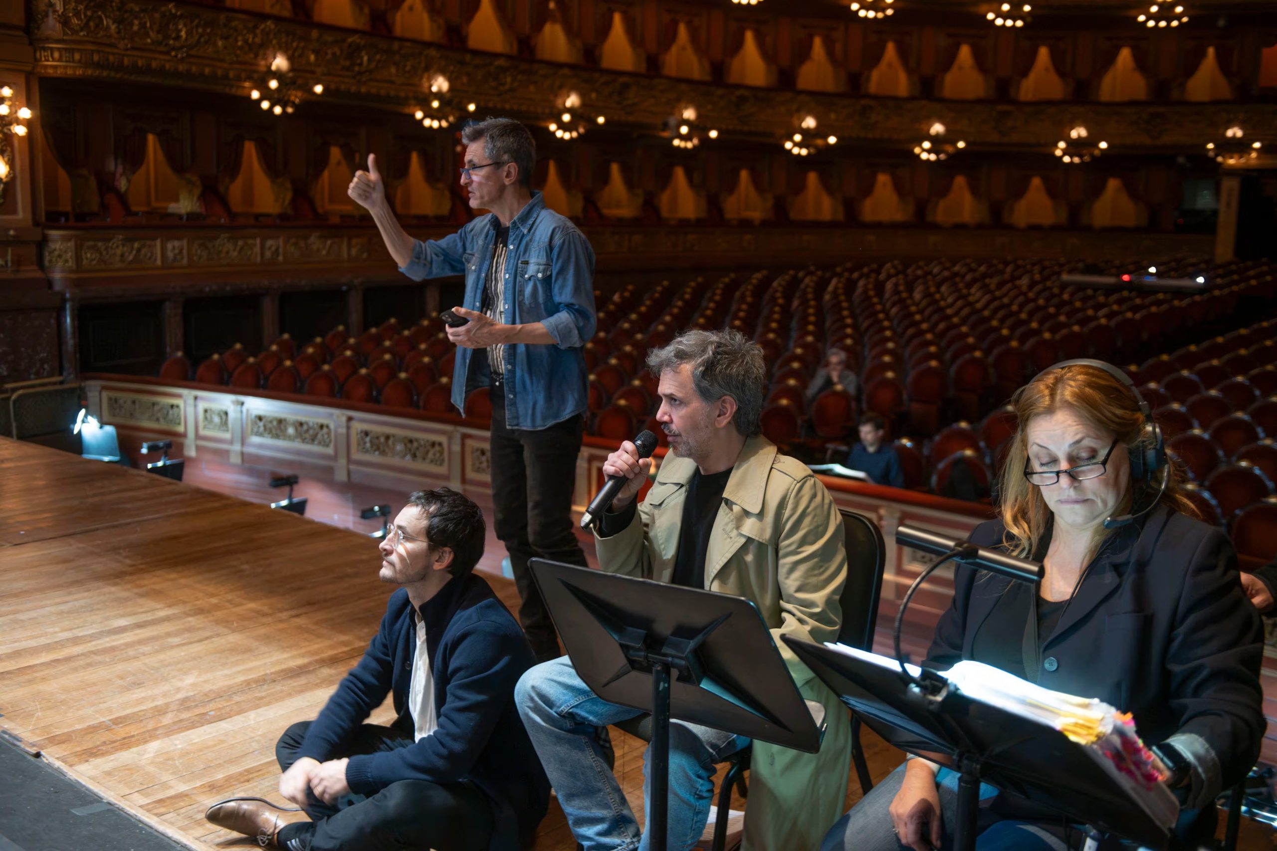 El equipo creativo integra a Carlo Argento (foto, de pie) en la dirección escénica, Sebastián Sabas (foto, con micrófono) en el vestuario y Eli Sirlin en la iluminación
