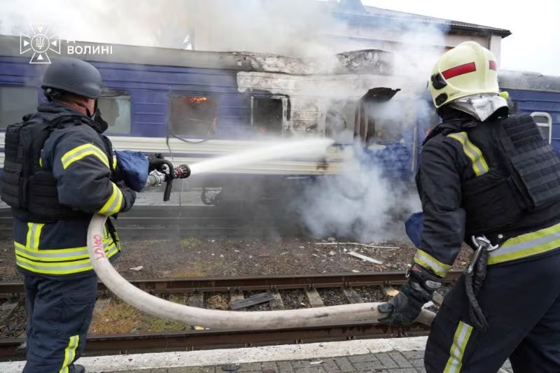 Bomberos extinguen el fuego de un vagón de un tren de pasajeros alcanzado por un ataque de dron ruso en una estación de ferrocarril, en medio del ataque de Rusia contra Ucrania, en Lutsk, Ucrania, el 12 de septiembre de 2026. Servicio de prensa del Servicio Estatal de Emergencias de Ucrania en la región de Volyn/Distribución vía REUTERS