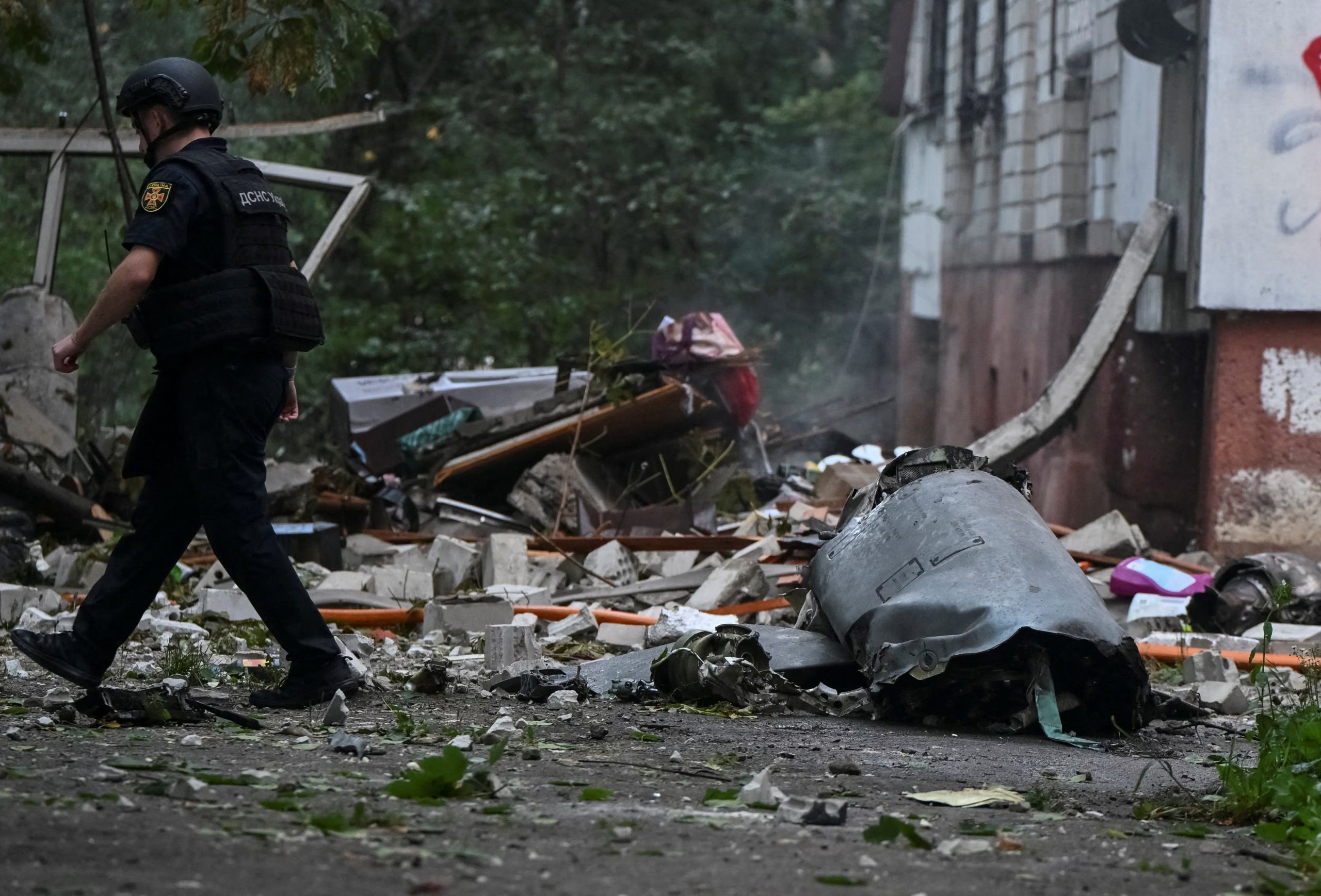 Un rescatista camina cerca de un fragmento de un misil de crucero ruso en el lugar donde se encontraba un edificio de apartamentos alcanzado por un ataque con misiles rusos, en medio del ataque de Rusia contra Ucrania, en Leópolis, Ucrania. 30 de julio de 2026. REUTERS/Stringer