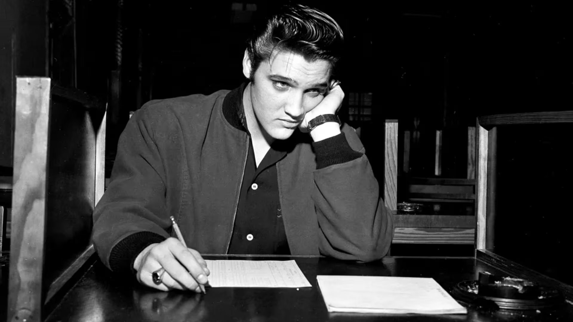 Los titulares de los derechos de Elvis Presley demandaron a Anthropic por utilizar 274 canciones del músico en el entrenamiento de Claude. (AP Photo)