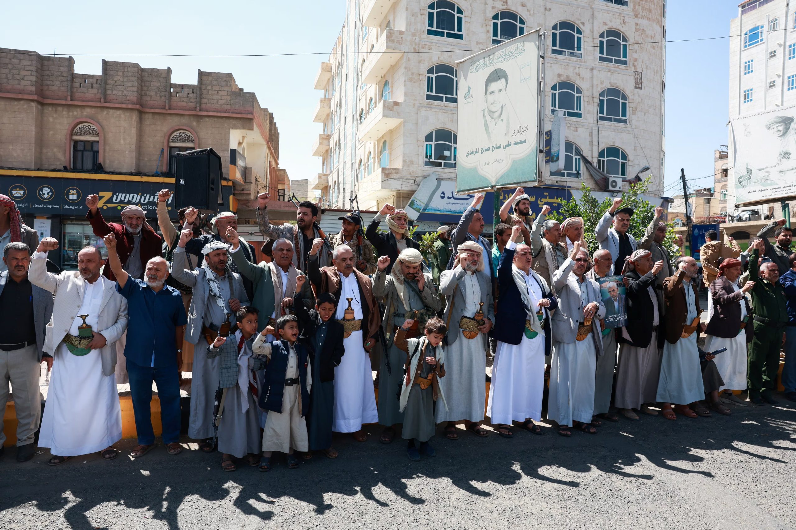 Simpatizantes hutíes se reúnen en solidaridad con el movimiento mientras los combates se intensifican en varios frentes, en Saná, Yemen. 7 octubre 2026. REUTERS/Mohammed al-Mahdi