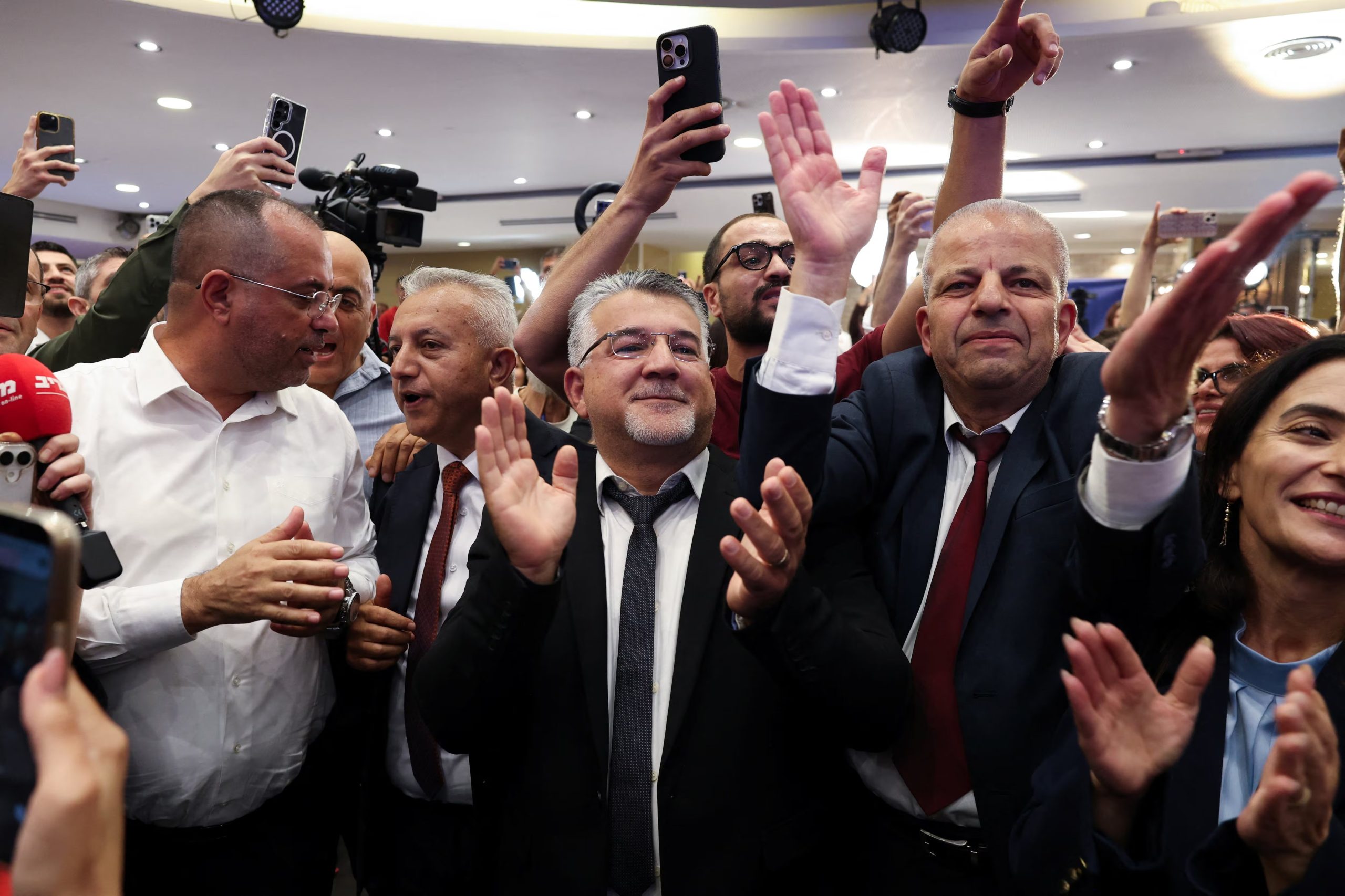 El candidato palestino Yousef Jabareen, del partido Lista Conjunta, reacciona a los sondeos a pie de urna durante las elecciones nacionales de Israel, en la sede electoral del partido en Nazaret, en el norte de Israel, el 27 de octubre de 2026. REUTERS/Jamal Awad