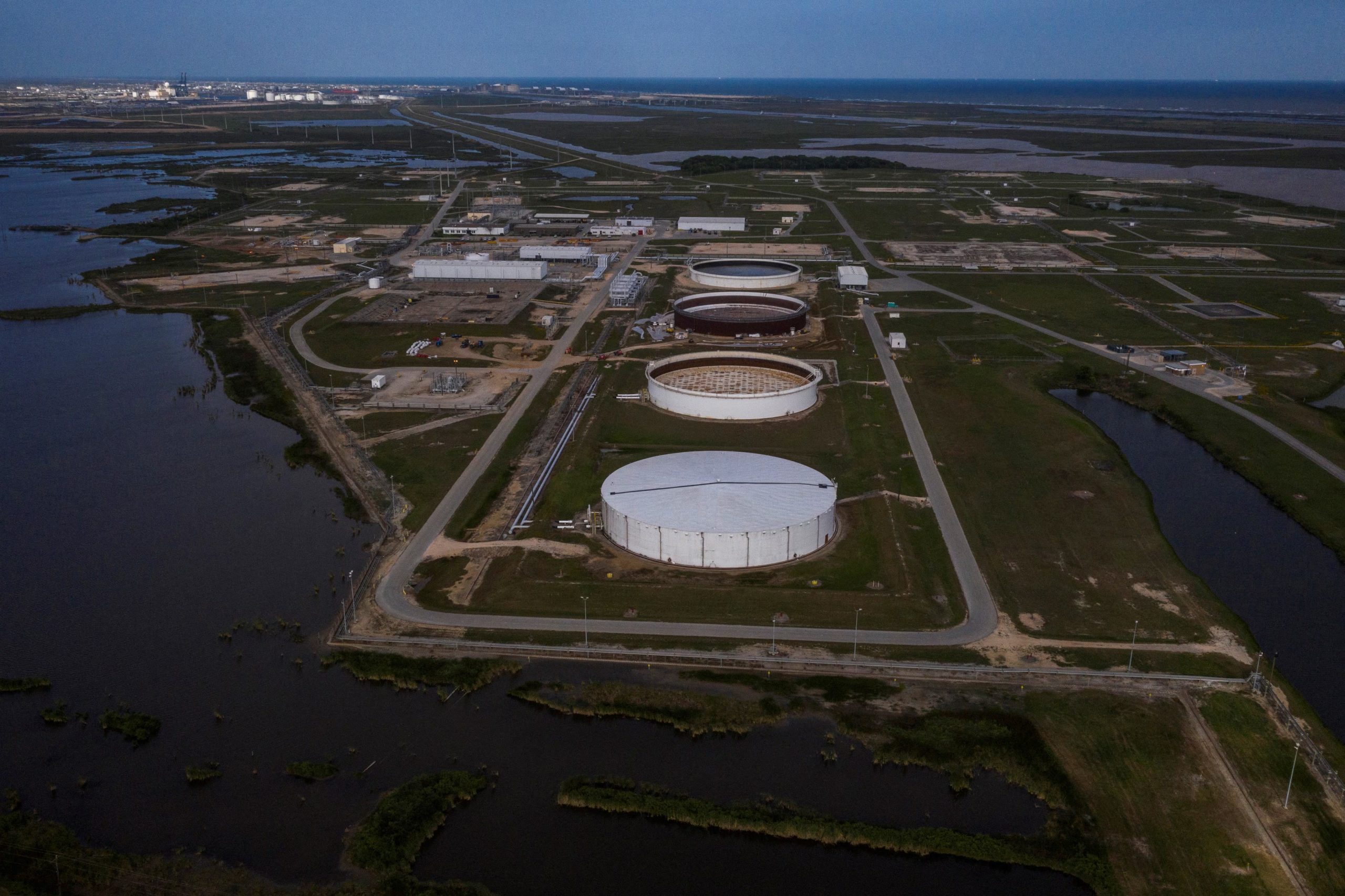 La Agencia Internacional de la Energía priorizó la liberación de reservas de diésel debido a la escasez mundial en el mercado de combustibles. (REUTERS/Adrees Latif/File Photo)