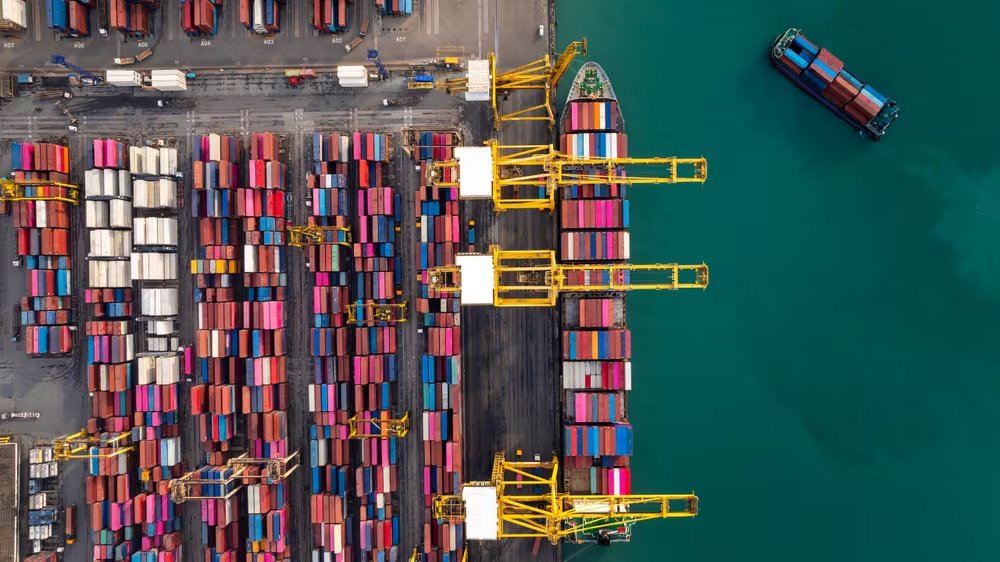 Los efectos de una sucesión de tifones que afectaron puertos asiáticos desde julio continuaron impactando meses después, alterando rotaciones y trasladando retrasos hacia otros mercados (Foto: Shutterstock)