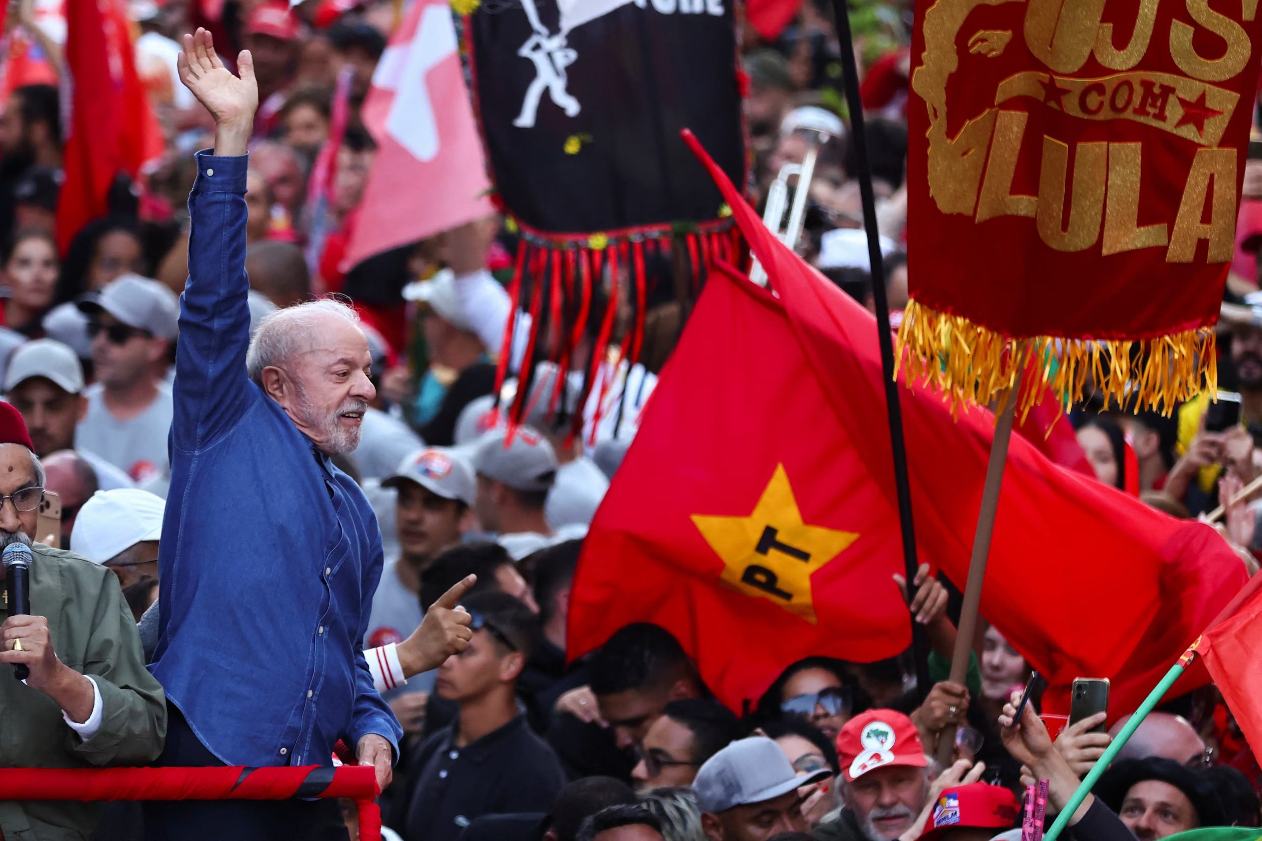 Poco antes de la primera vuelta del 4 de octubre, Lula aumentó un 15% el monto de Bolsa Familia, cuyo piso mínimo alcanzó los 691 reales mensuales, equivalentes a unos 137 dólares (REUTERS)