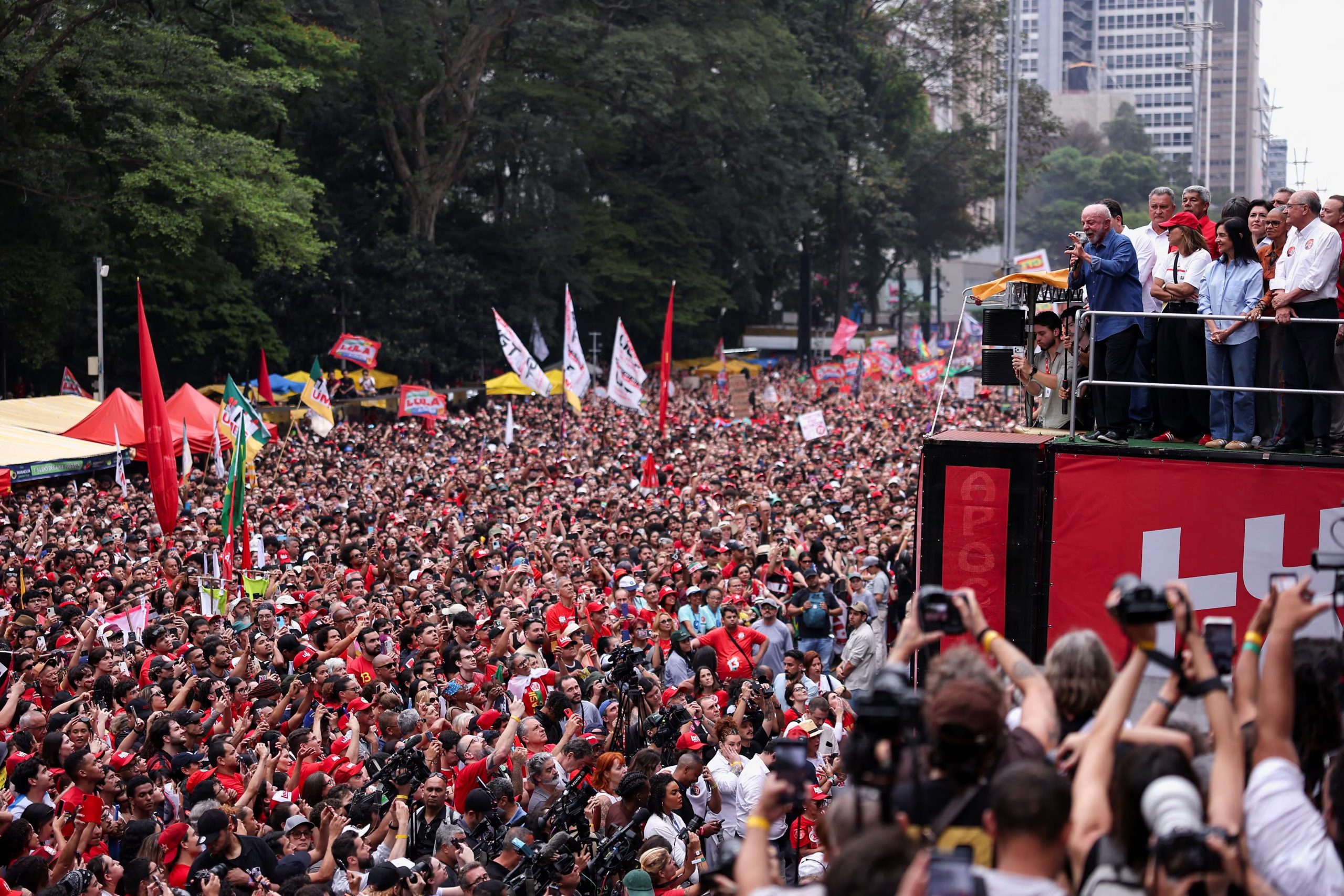 Miles de personas se movilizaron en la Avenida Paulista de São Paulo durante la Marcha por la Democracia en apoyo a Luiz Inácio Lula da Silva. (REUTERS/Amanda Perobelli)