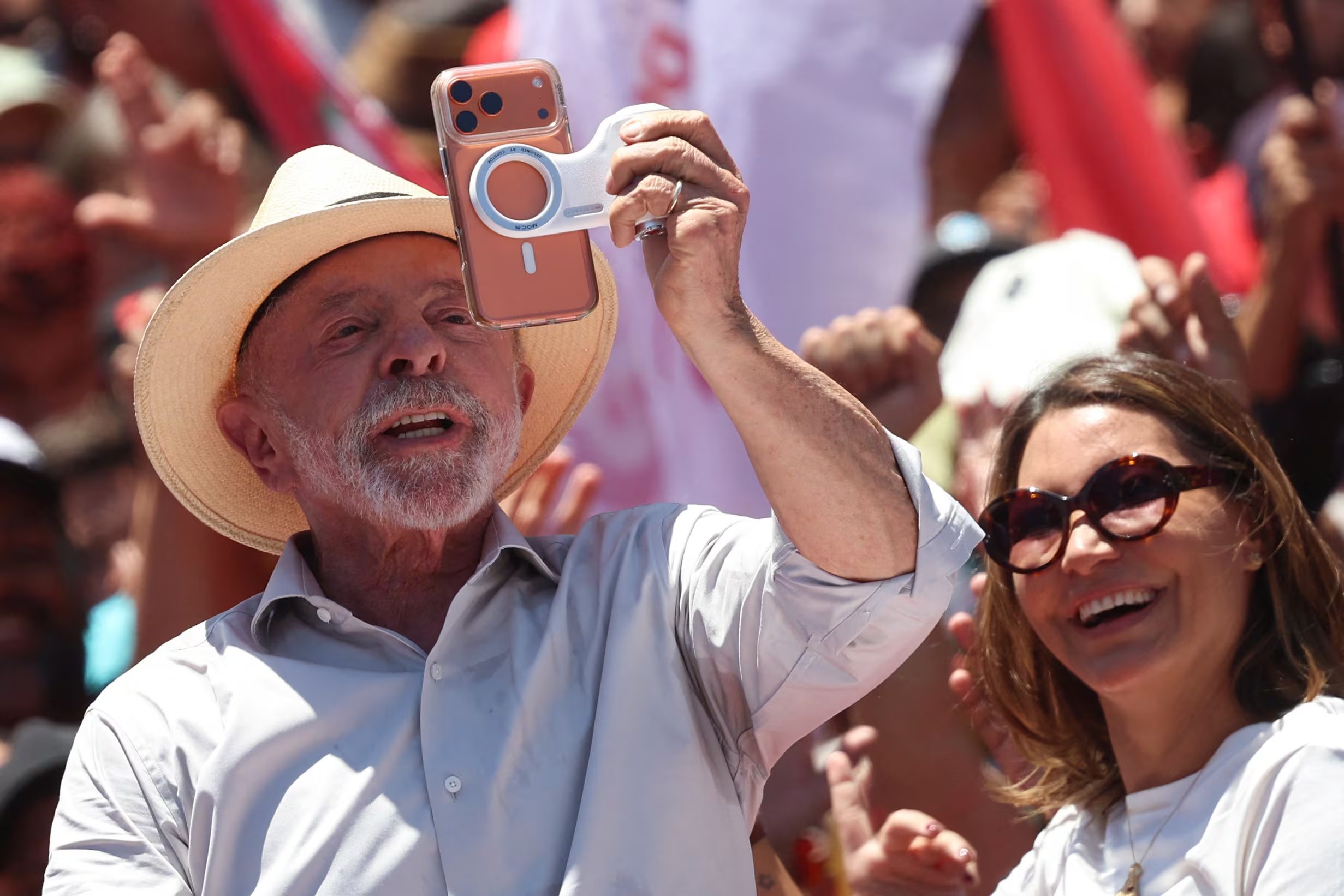 El presidente brasileño Luiz Inácio Lula da Silva, candidato a la reelección por el Partido de los Trabajadores (PT), sostiene el teléfono de su esposa, Rosangela