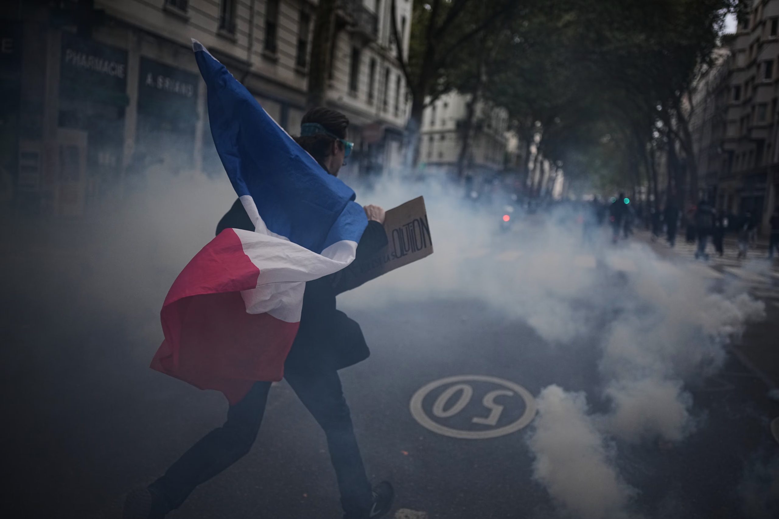 Un manifestante sostiene una bandera francesa durante una manifestación contra el aumento del costo de vida en Lyon, Francia, el 24 de octubre de 2026. (Foto AP/Laurent Cipriani)