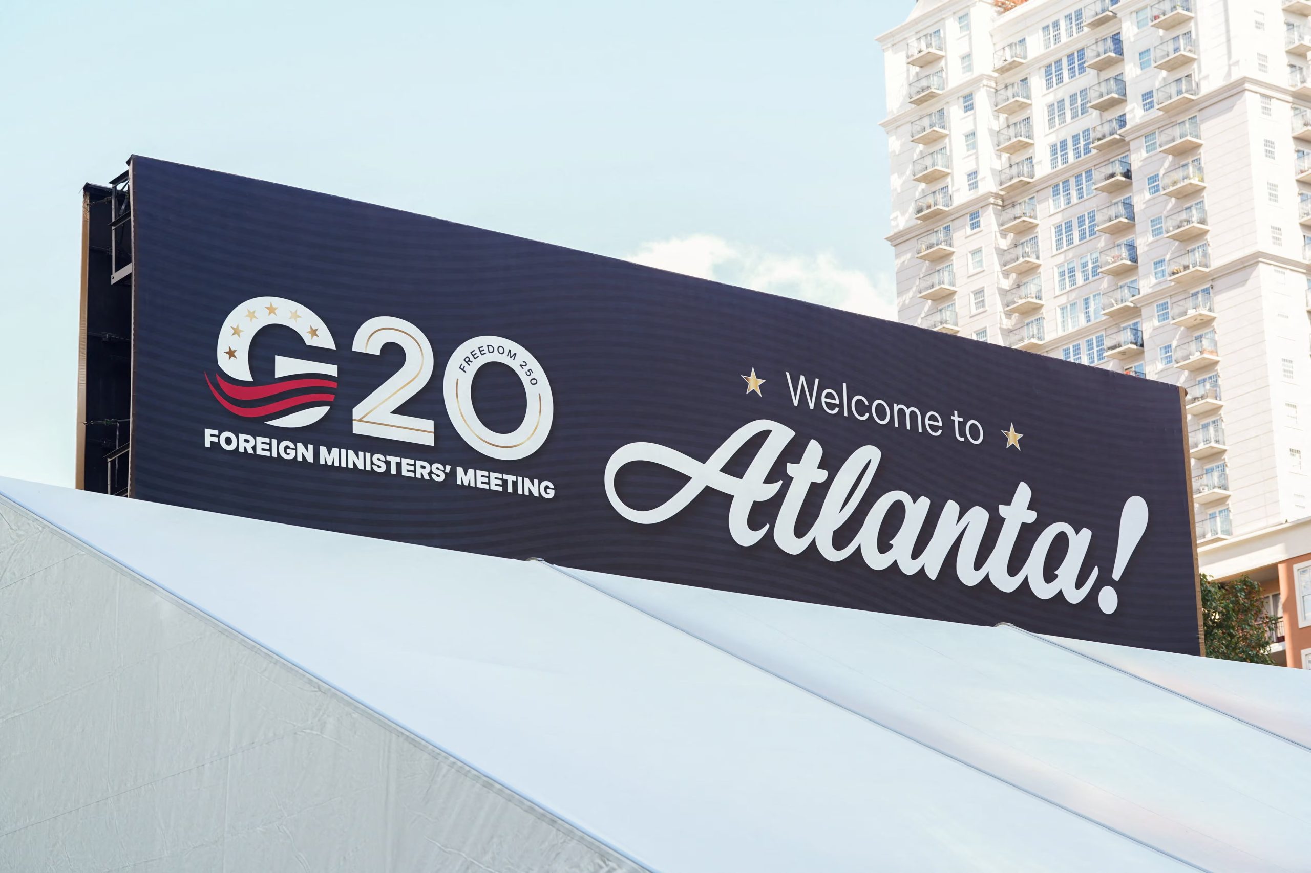 Un cartel da la bienvenida a los visitantes antes de la reunión de ministros de Asuntos Exteriores del G20 en el centro de Atlanta, Georgia, EE. UU., el 29 de octubre de 2026 (REUTERS/Megan Varner)