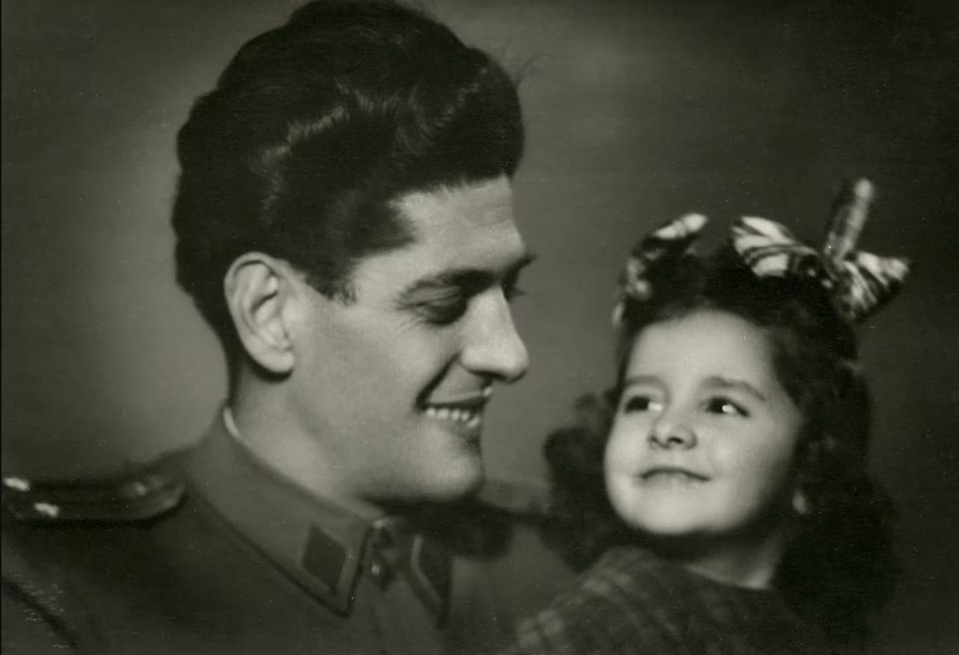 Abramović de niña con su padre, Vojo, un alto funcionario del gobierno yugoslavo de la posguerra de la Segunda Guerra Mundial (Cortesía del Archivo Marina Abramović)