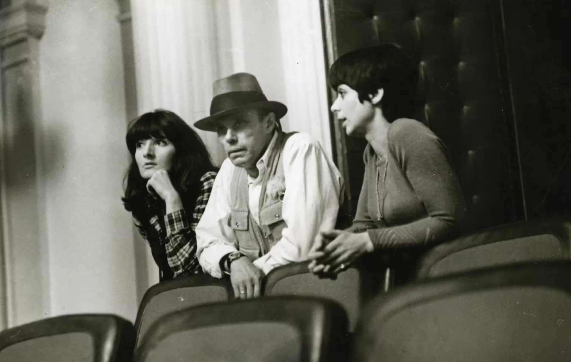 Abramović (izquierda) con el artista Joseph Beuys (centro) en Belgrado en 1974 (Cortesía del Archivo Marina Abramović)