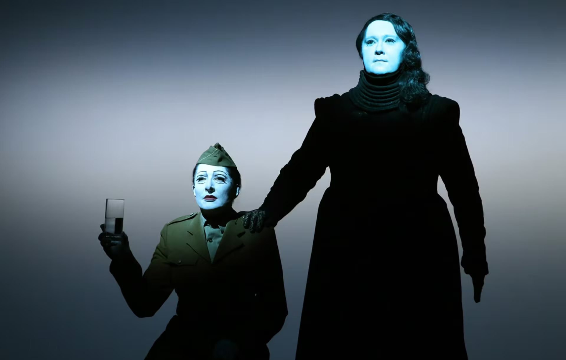 Abramović y la cantante Anohni en la obra del director Robert Wilson