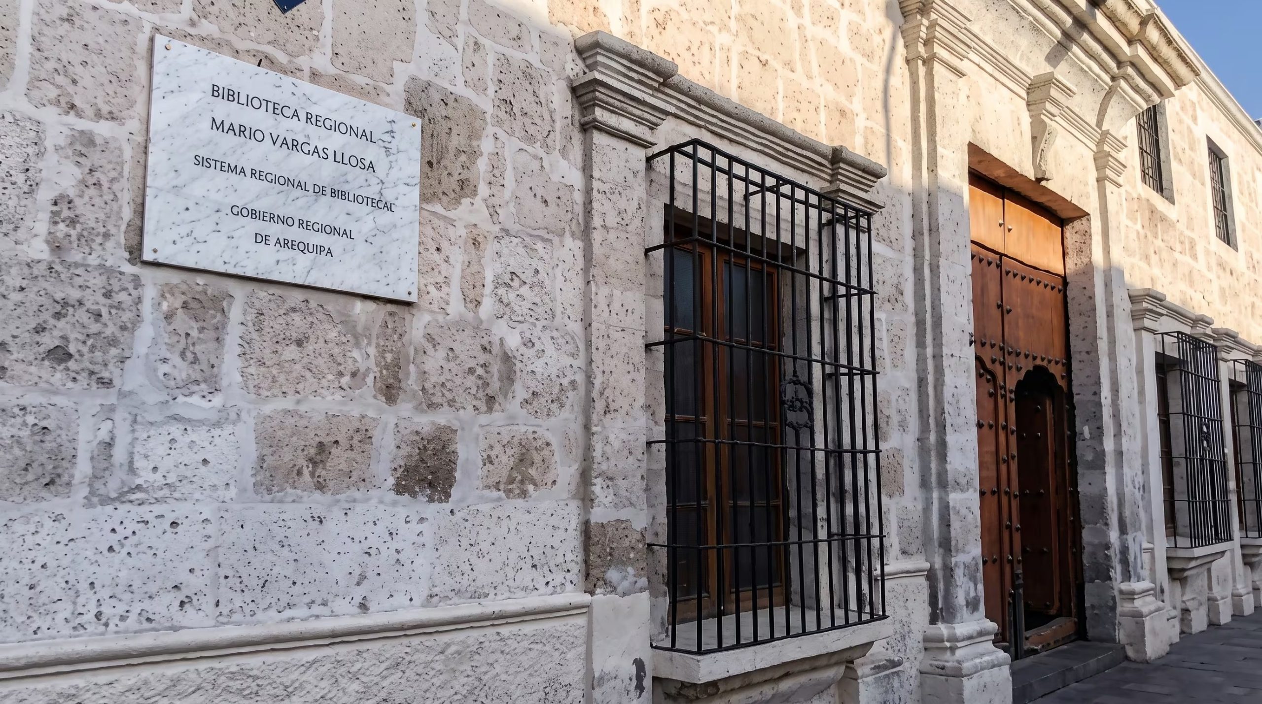 Una placa de mármol señala la entrada de la Biblioteca Regional Mario Vargas Llosa en la ciudad de Arequipa. (Imagen Ilustrativa Infobae)