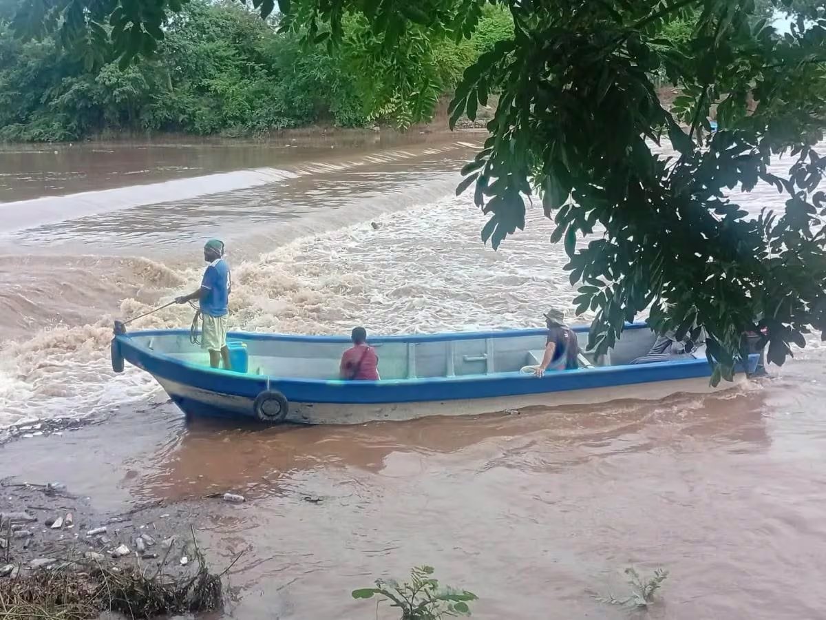 Más de 4,000 personas enfrentan dificultades para movilizarse debido a las inundaciones. (Foto: Cortesía / redes sociales)