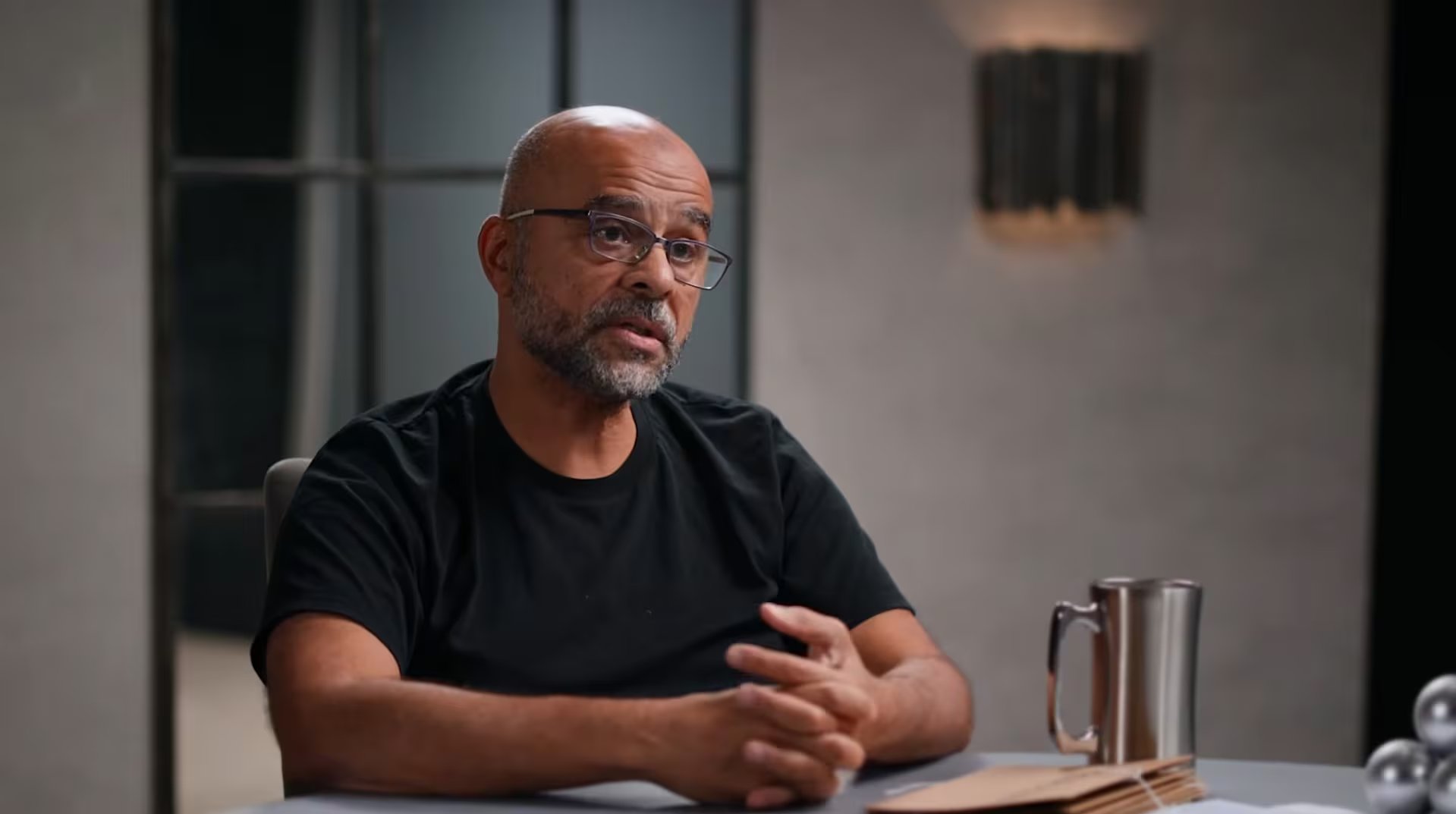 Mo Gawdat señala que la IA se encuentra evolucionando a un ritmo en el que pronto superará la inteligencia humana. (Captura de video: YouTube/@TheDiaryOfACEO)