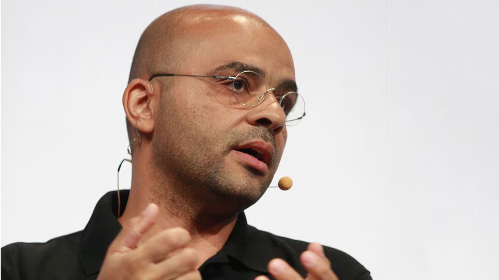 Mo Gawdat sostiene que la IA ha dejado de limitarse a ser un asistente para liderar herramientas que podrían acelerar hallazgos científicos.