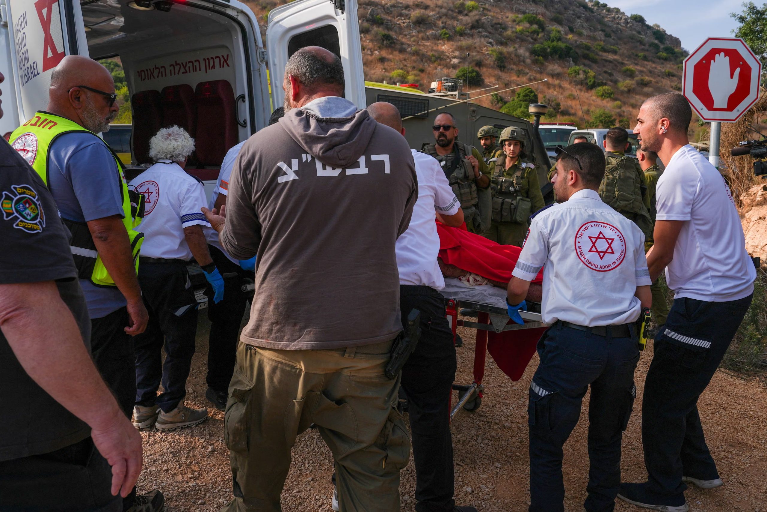 Paramédicos israelíes colocan a una persona en una camilla dentro de una ambulancia tras un incidente con explosión, cerca de Kiryat Shmona, en el norte de Israel, el 12 de octubre de 2026. REUTERS/Ayal Margolin
