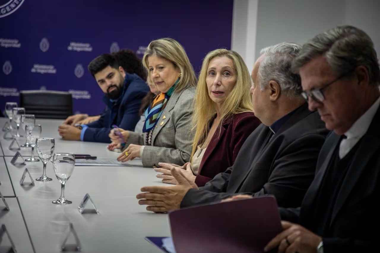 Postal de una de las reuniones por la visita del papa León XIV entre el Gobierno nacional, autoridades eclesiátisticas y provinciales