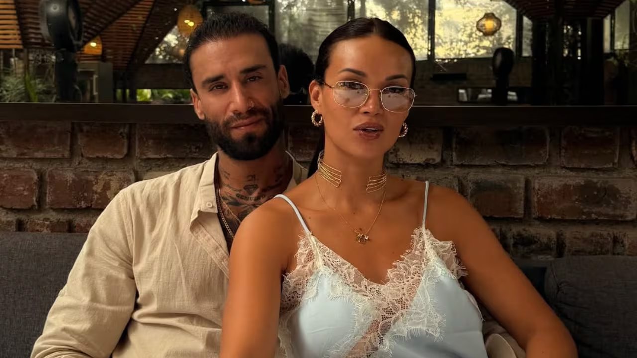 Angie Arizaga y Jota Benz posan juntos, mostrando su apoyo mutuo en medio de los recientes eventos y declaraciones públicas.