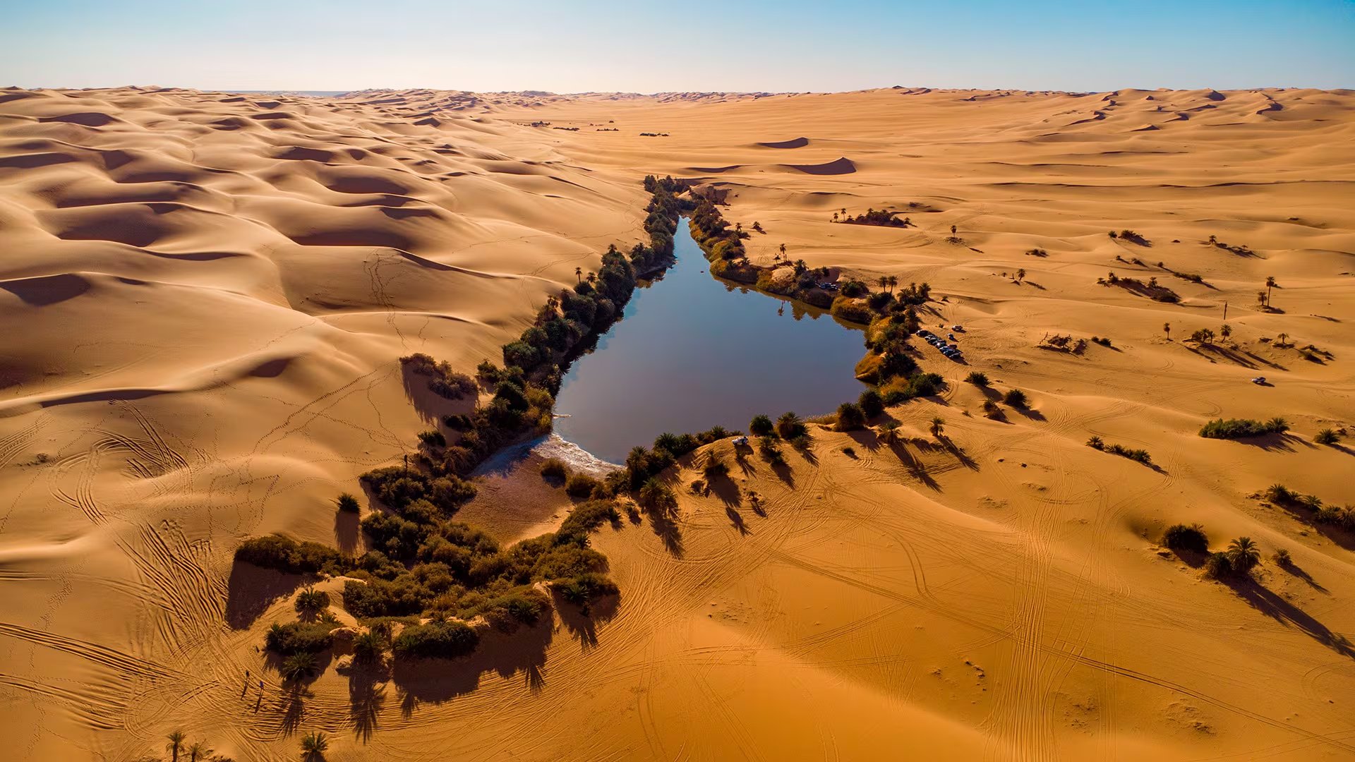 El lago Umm al-Maa y su vegetación perimetral se sitúan entre las dunas del oasis de Ubari, en la región libia de Fezzan. (Pexels)