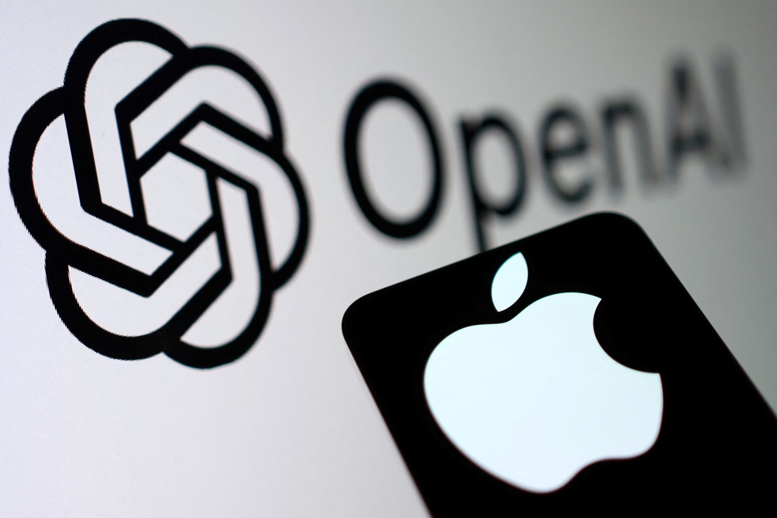 OpenAI señaló que uno de sus exempleados sustrajo información sobre los productos que viene preparando su empresa antes de irse a trabajar a Apple. REUTERS/Dado Ruvic/Illustration