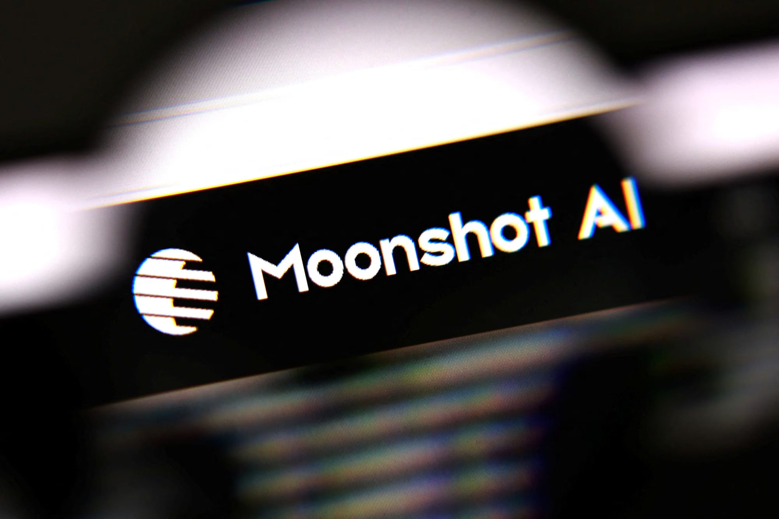 Según OpenAI, Moonshot AI habría realizado hasta 10.000 ataques para intentar entender el razonamiento de sus modelos de lenguaje. REUTERS/Dado Ruvic/Illustration