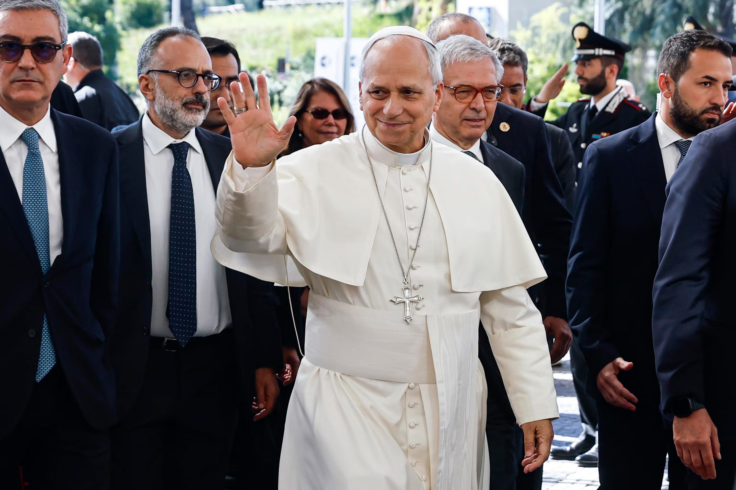 Fotografía del papa León XIV (C) llegando al Hospital Universitario Agostino Gemelli de Roma, Italia. EFE/Angelo Carconi
