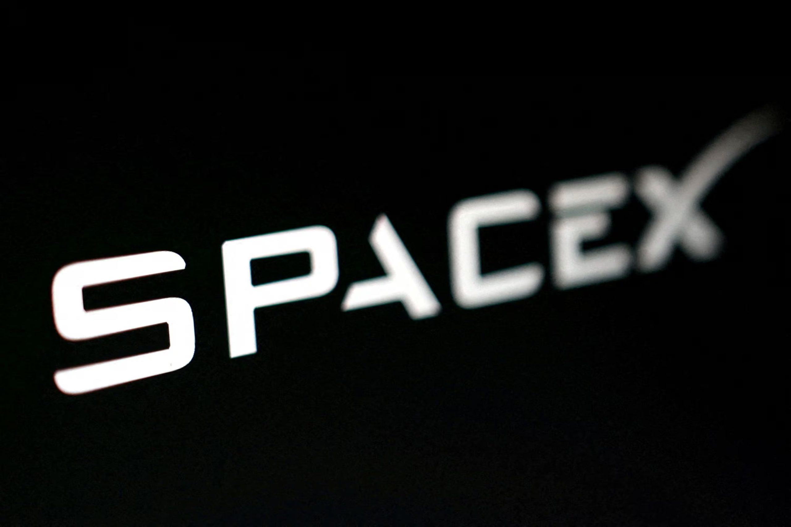 La posterior baja de las acciones de SpaceX le hizo perder temporalmente la condición de primer trillonario del mundo. REUTERS/Dado Ruvic/Illustration/File Photo