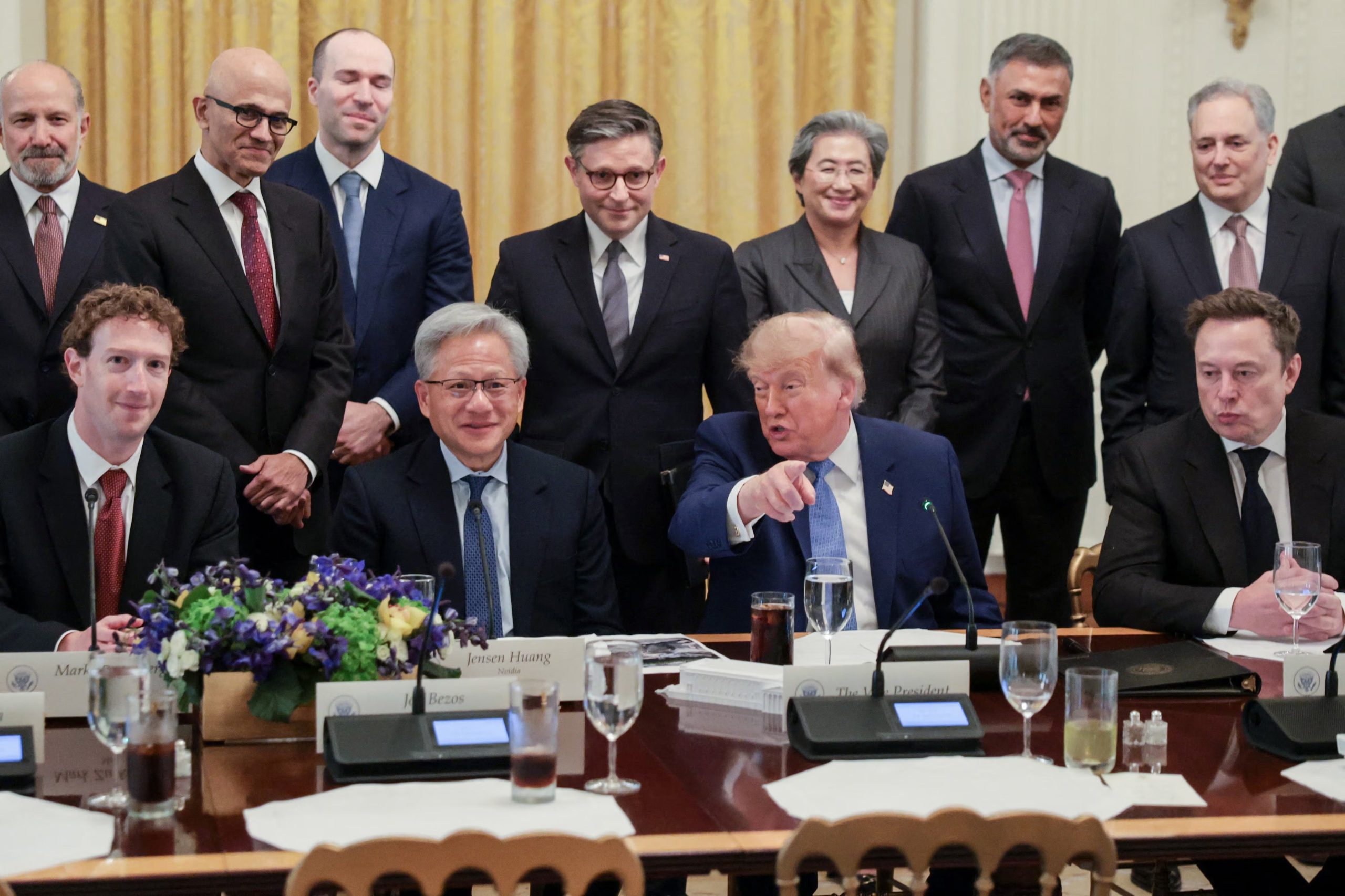 Donald Trump promovió un acuerdo voluntario para establecer pautas de seguridad y supervisión en el desarrollo de inteligencia artificial. REUTERS/Jonathan Ernst