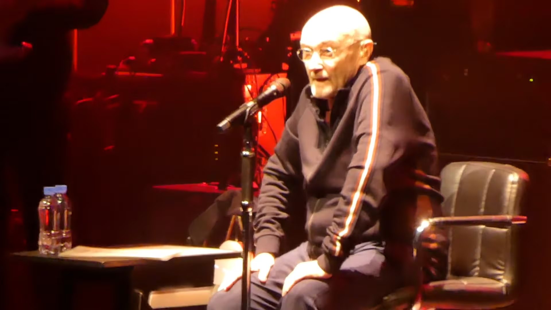 Los cinco hijos del cantante de Genesis acudieron a una reunión médica para tomar decisiones sobre la permanencia del soporte de diálisis.