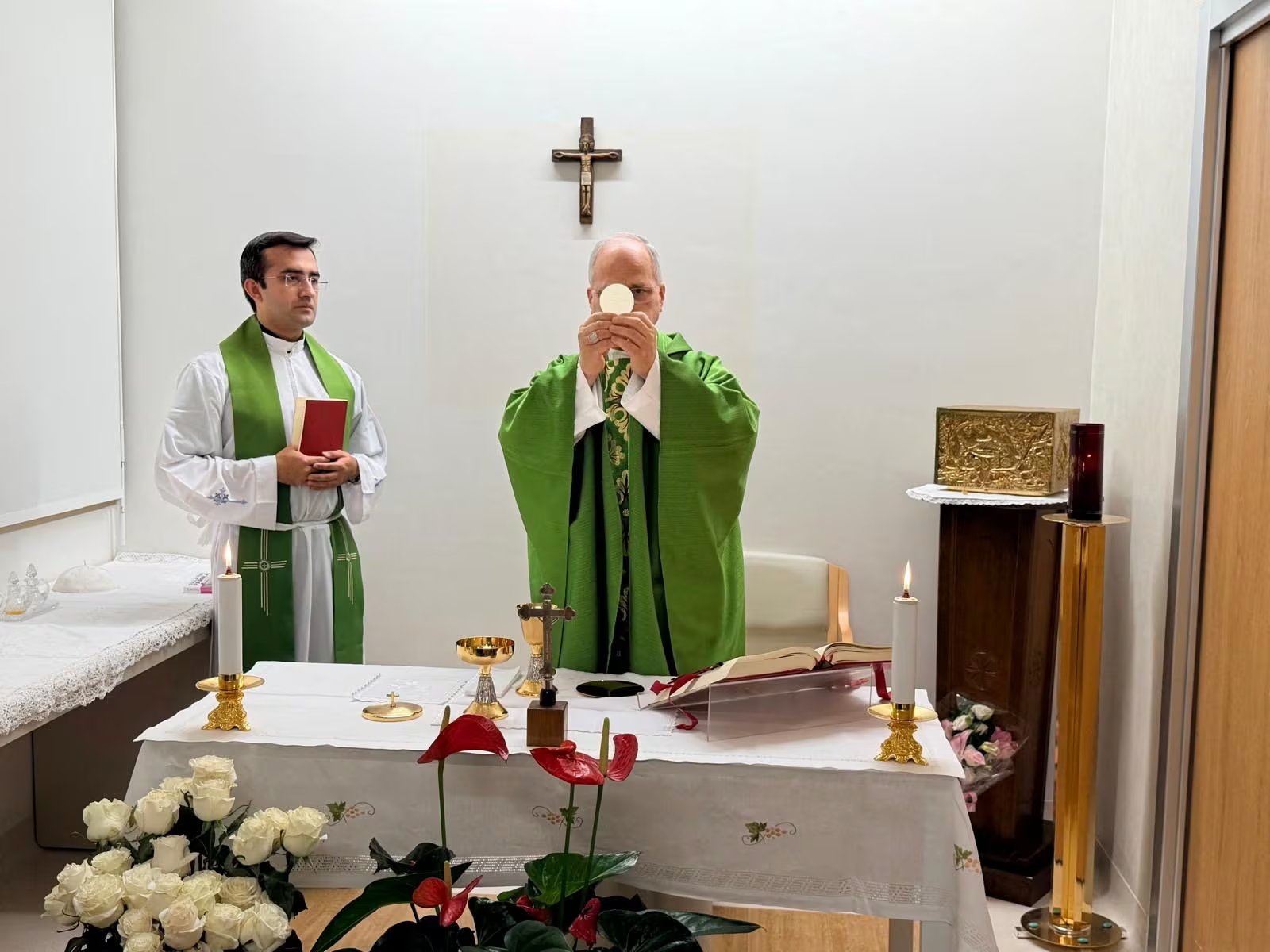 León XIV celebró misa en el hospital (Vatican Media/Handout via REUTERS)