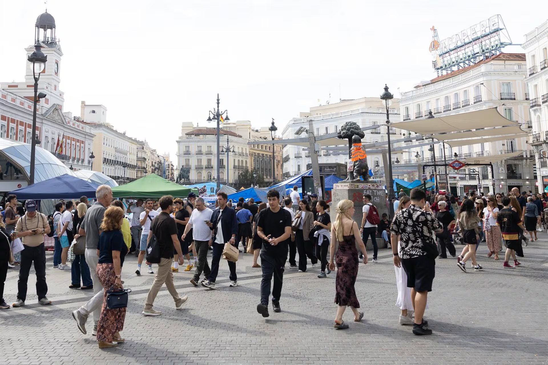 30/09/2026 Decenas de personas pasean por la Puerta del Sol, a 30 de septiembre de 2026, en Madrid (España). La acampada por la vivienda instalada en la Puerta del Sol ha obligado a aplazar el montaje de la exposición '1776-We The Hispanics', prevista desde este jueves dentro de Hispanidad 2026, y deja en el aire la instalación de los escenarios para las actividades programadas en este punto de la capital.
POLITICA
Jesús Hellín - Europa Press