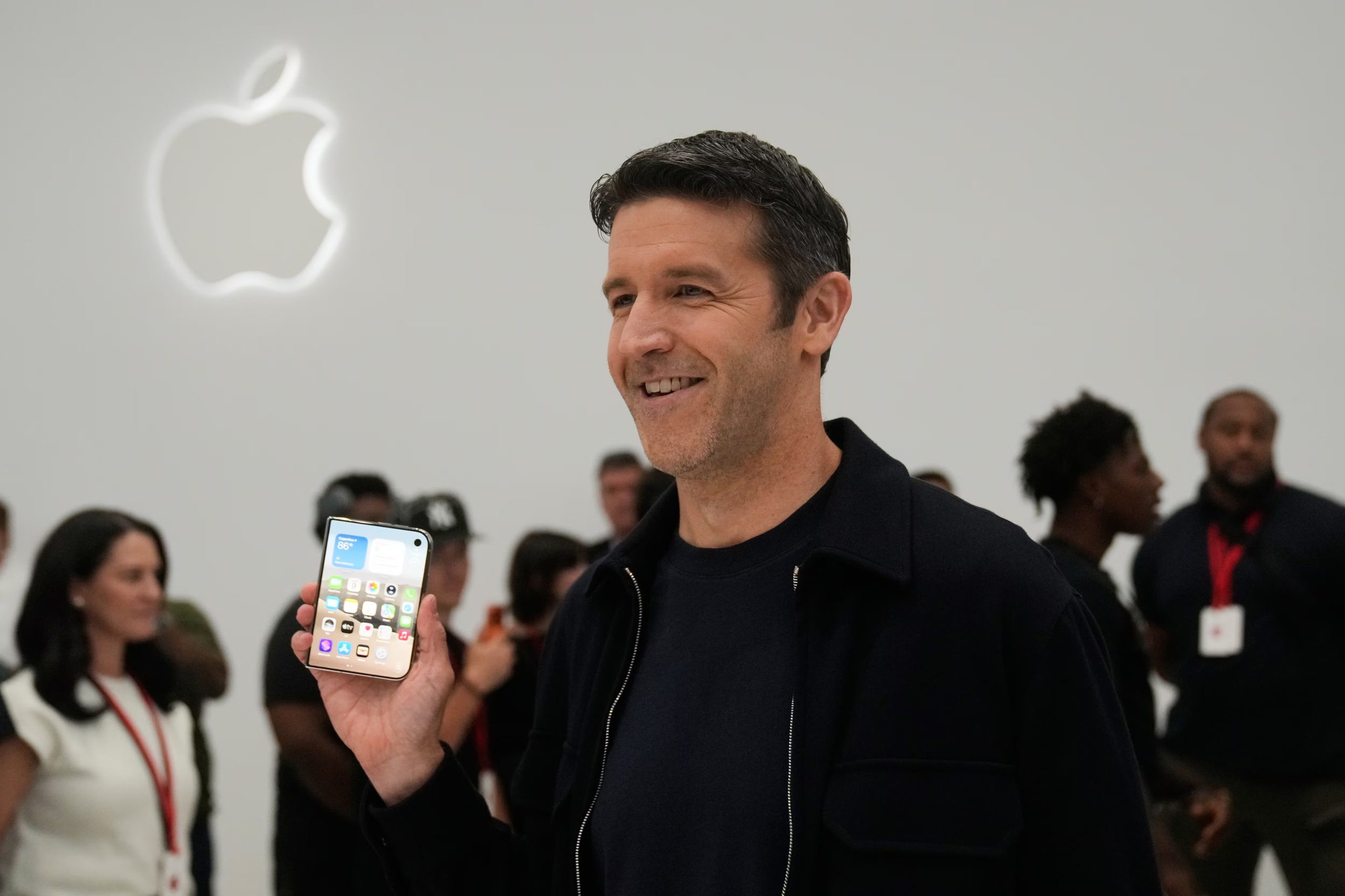 John Ternus, CEO de Apple. El iPhone Duo agotó sus turnos de reserva en treinta minutos y fijó su lanzamiento para el 23 de octubre de 2026. (AP Foto/Jeff Chiu)