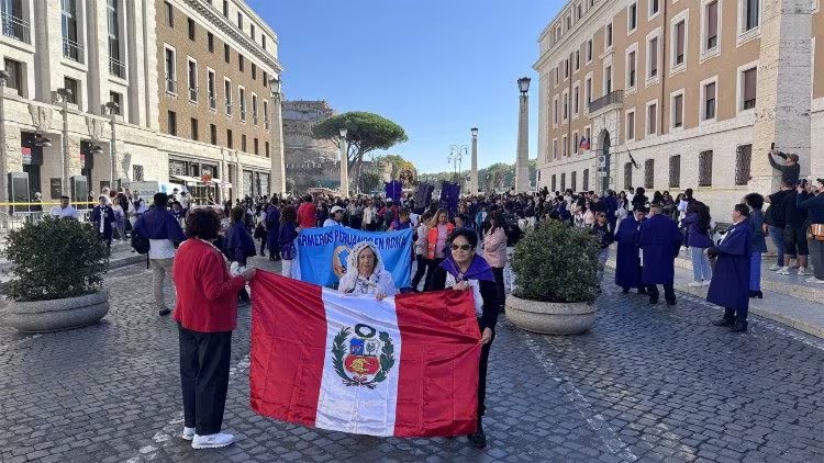 Procesión del Señor de los Milagros llegó a el Vaticano y fue saludada por el papa León XIV - Vaticano News