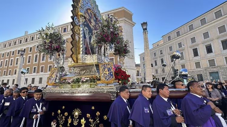 El pontífice dirigió su mensaje a los integrantes de la Hermandad del Señor de los Milagros en Roma y a quienes acompañaron la imagen del Crucificado - Vaticano News