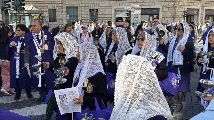 Procesión del Señor de los Milagros llegó a el Vaticano y fue saludada por el papa León XIV