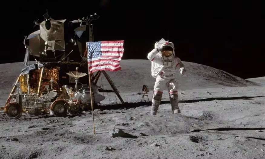 El sistema diseñado por el equipo de Hamilton detectó la sobrecarga de datos en el módulo Eagle y mantuvo la maniobra de alunizaje (foto: NASA)